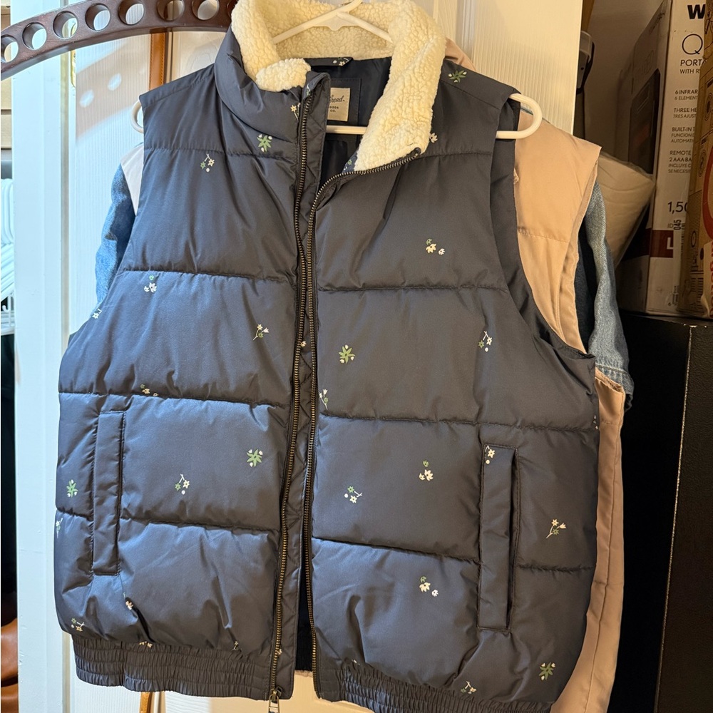 Universal Thread Women’s Puffer Vest - Dark Gray with Floral Accents